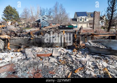 Louisville, Colorado - die Überreste nach dem Marshall Fire, dem zerstörerischsten Waldbrand Colorados, der im Dezember 2021 1.000 Häuser zerstörte. Das Fi Stockfoto