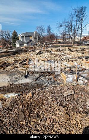 Louisville, Colorado - die Überreste nach dem Marshall Fire, dem zerstörerischsten Waldbrand Colorados, der im Dezember 2021 1.000 Häuser zerstörte. Das Fi Stockfoto