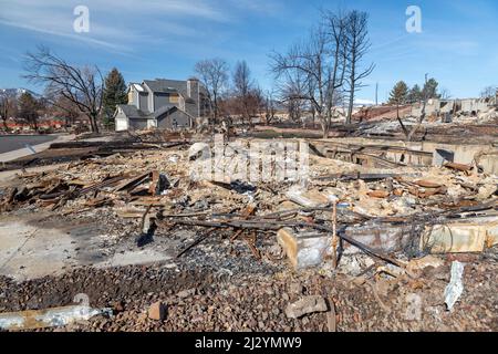 Louisville, Colorado - die Überreste nach dem Marshall Fire, dem zerstörerischsten Waldbrand Colorados, der im Dezember 2021 1.000 Häuser zerstörte. Das Fi Stockfoto