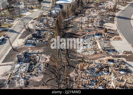 Louisville, Colorado - die Überreste nach dem Marshall Fire, dem zerstörerischsten Waldbrand Colorados, der im Dezember 2021 1.000 Häuser zerstörte. Das Fi Stockfoto