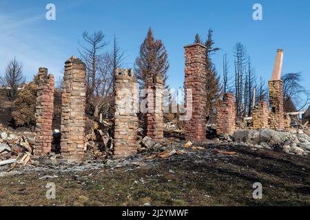 Louisville, Colorado - die Überreste nach dem Marshall Fire, dem zerstörerischsten Waldbrand Colorados, der im Dezember 2021 1.000 Häuser zerstörte. Das Fi Stockfoto