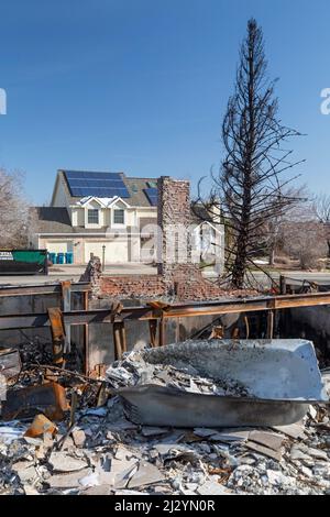 Louisville, Colorado - die Überreste nach dem Marshall Fire, dem zerstörerischsten Waldbrand Colorados, der im Dezember 2021 1.000 Häuser zerstörte. Das Fi Stockfoto