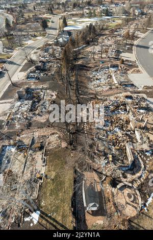 Louisville, Colorado - die Überreste nach dem Marshall Fire, dem zerstörerischsten Waldbrand Colorados, der im Dezember 2021 1.000 Häuser zerstörte. Das Fi Stockfoto