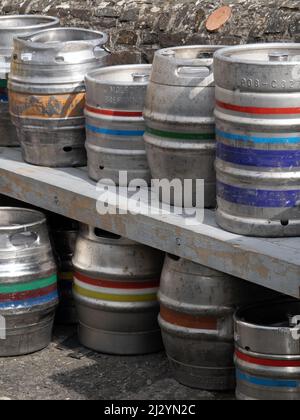 DEVON, ENGLAND - APRIL 2 2022: Auswahl an Bierfässern, Bierfässer außerhalb des Pubs. VEREINIGTES KÖNIGREICH. Stockfoto