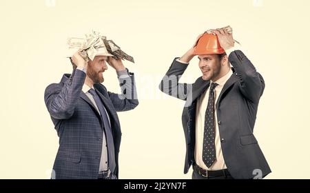 Finanzielle Unterstützung. Investition in Architekturprojekt. Zwei Männer Geschäftsmann in Hardhat mit Geld. Stockfoto