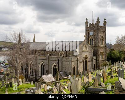 APPLEDORE, DEVON, ENGLAND - APRIL 2 2022: Blick auf die Pfarrkirche und den Friedhof von St. Marys. Stockfoto