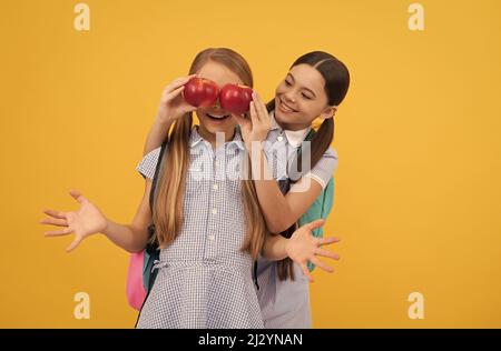 Frucht für das fruchtige Gesicht. Glückliche Freunde haben Spaß mit Äpfeln. Obst macht schön Stockfoto