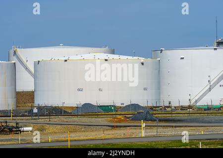 Sinking Springs, PA, USA - 2. April 2022: Lagertanks für Schüttgüter in Berks County, Pennsylvania. Stockfoto