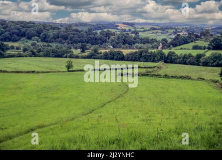 Wales, Offa's Dyke Fußweg Blick zurück zur Kirche St. Michael's of the Fiery Meteor. Monmouthshire. Stockfoto