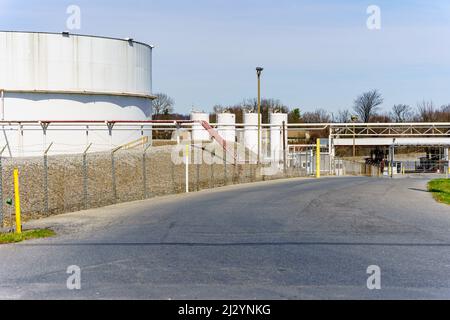 Sinking Springs, PA, USA - 2. April 2022: Lagertanks für Schüttgüter in Berks County, Pennsylvania. Stockfoto