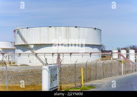 Sinking Springs, PA, USA - 2. April 2022: Lagertanks für Schüttgüter in Berks County, Pennsylvania. Stockfoto