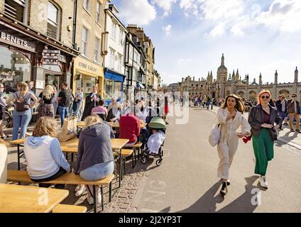 Kings Parade Cambridge - Straßenszene im Stadtzentrum von Cambridge, Menschen draußen an einem sonnigen Frühlingstag, Cambridge UK Stockfoto