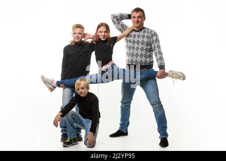 Vater und Sohn halten ihre Tochter auf einer Strecke, der zweite Sohn sitzt neben ihm, Porträt in voller Länge, weißer Hintergrund Stockfoto