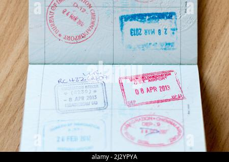 Reisestempel auf der Passport-Seite Stockfoto