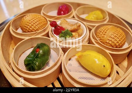 Der kantonesische Dim Sum frühmorgendlicher Tee, Brötchen und Knödel Stockfoto