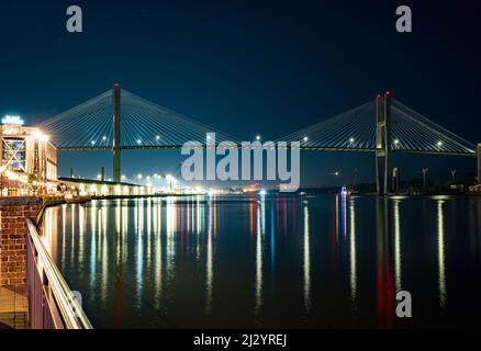 Eine schöne Aussicht auf eine Brücke und Lichter in Savannah River, Georgia Stockfoto
