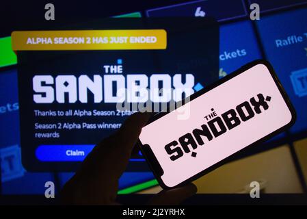 KONSKIE, POLEN - 02. April 2022: Das Sandbox nft Online-Spiel-Logo wird auf dem Mobiltelefon angezeigt Stockfoto