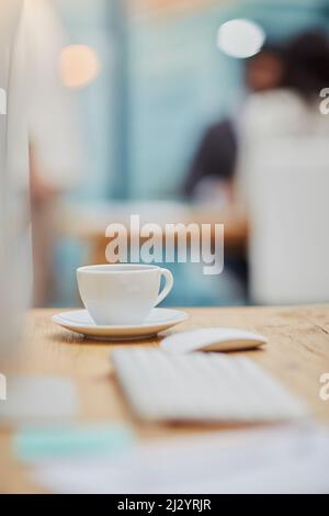 Am frühen Morgen im Büro. Standbild einer Computertastatur an einem Arbeitsplatz in einem Büro. Stockfoto