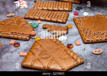 Lebkuchenhaus Teile und Dekorationen auf einem grauen Hintergrund Stockfoto