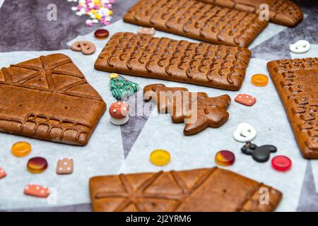 Lebkuchenhaus Teile und Dekorationen auf einem grauen Hintergrund Stockfoto