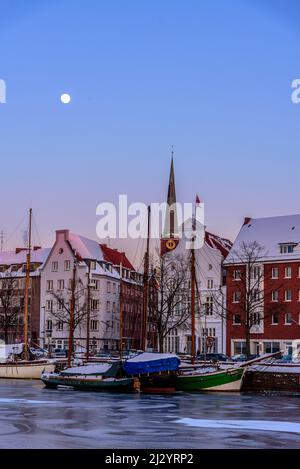 Eisgekühlte Segelschiffe auf der Obertrave, Blick auf die St. Jakobi Kirche, Lübeck, Lübecker Bucht, Schleswig Holstein, Deutschland Stockfoto