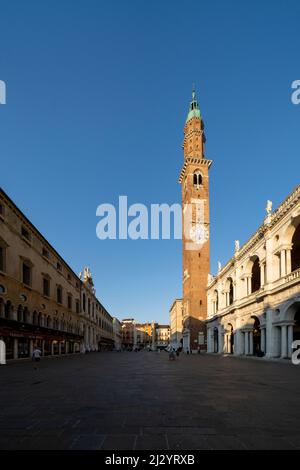 Blick auf den Torre di Bissara in der Basilika das Palladiana im Abendlicht, Piazza dei Signori; Vicenza; Venetien; Italien. Stockfoto