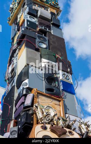 Wien, Wien: Interaktive Klangskulptur 'TONSPUR on Site' des Künstlers Benoit Maubrey, eine Pestsäule aus recycelter Elektronik, iun-Front der WKO W Stockfoto