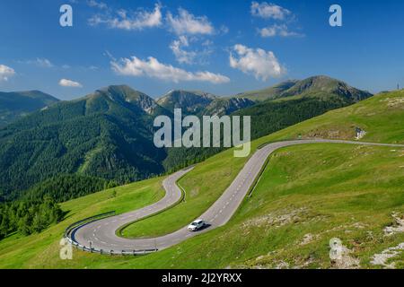 Auto fährt durch Haarnadelkurve auf Nockalmstraße, Nockalmstraße, Nockberge, Nockberge-Trail, UNESCO Biosphärenpark Nockberge, Gurktaler Alpen, Kärnten, Österreich Stockfoto