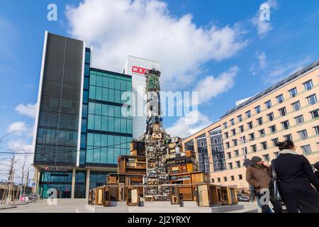 Wien, Wien: Interaktive Klangskulptur 'TONSPUR on Site' des Künstlers Benoit Maubrey, eine Pestsäule aus recycelter Elektronik, iun-Front der WKO W Stockfoto