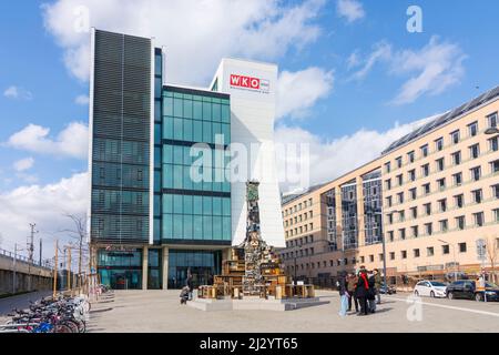 Wien, Wien: Interaktive Klangskulptur 'TONSPUR on Site' des Künstlers Benoit Maubrey, eine Pestsäule aus recycelter Elektronik, iun-Front der WKO W Stockfoto