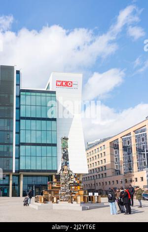 Wien, Wien: Interaktive Klangskulptur 'TONSPUR on Site' des Künstlers Benoit Maubrey, eine Pestsäule aus recycelter Elektronik, iun-Front der WKO W Stockfoto