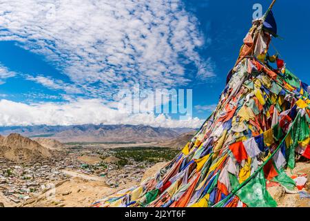 Panorama vom Tsenmo-Hügel über Leh und das Indus-Tal nach Stok Kangri, 6153m, Ladakh, Jammu und Kaschmir, Indien, Asien Stockfoto