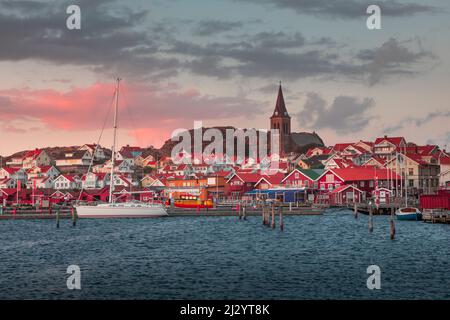 Skyline und Hafen von Fjällbacka im Sonnenuntergang an der Westküste in Schweden Stockfoto
