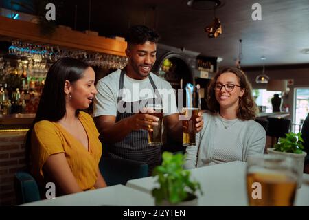 Freunde gingen zum Abendessen im Restaurant und tranken Bier Stockfoto