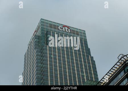 London. UK-03.30.2022. Außenansicht des Citigroup Center-Gebäudes am Canada Square, Canary Wharf an einem grau bewölkten Tag. Stockfoto
