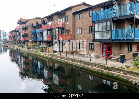 London. UK-03.30.2022. Schöne, begehrte Apartments am Wasser, in der Gegend von Poplar Dock Marina, Canary Wharf. Stockfoto