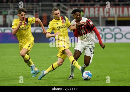 Roma, Italien. 04. April 2022. Michel Aebischer aus Bologna und Rafael Leao aus Mailand während des Fußballspiels der Serie A zwischen Mailand und Bologna im Giuseppe-Meazza-Stadion in Mailand (Italien), 4.. April 2022. Foto Andrea Staccioli/Insidefoto Kredit: Insidefoto srl/Alamy Live News Stockfoto