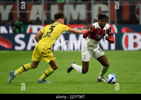 Roma, Italien. 04. April 2022. Adama Soumaoro von Bologna und Rafael Leao von Mailand während des Fußballspiels Serie A zwischen Mailand und Bologna im Giuseppe-Meazza-Stadion in Mailand (Italien), 4.. April 2022. Foto Andrea Staccioli/Insidefoto Kredit: Insidefoto srl/Alamy Live News Stockfoto