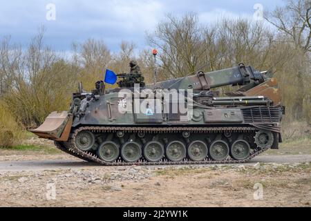 02. April 2022, Sachsen-Anhalt, Hohenröhren: Ein gepanzertes Bergefahrzeug rollt in Richtung Elbe. Das Manöver fand im Rahmen der Übung „Wettin Sword“ statt, die mehrere Tage dauert und unter anderem im Kampftrainingszentrum der Armee stattfindet und für die die Fahrzeuge unterwegs sind. Foto: Klaus-Dietmar Gabbert/dpa Stockfoto