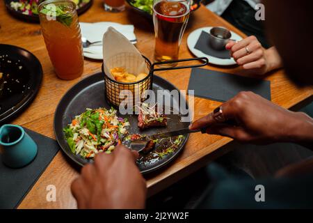 Freunde zum Abendessen essen leckeres Essen Stockfoto