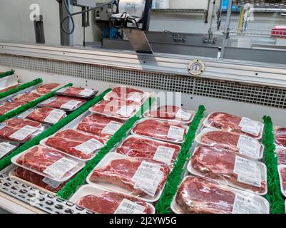 Gold Bar, WA USA - ca. Januar 2022: Abgewinkelte Ansicht der Rohfleischabteilung im Gold Bar Family Grocer. Stockfoto