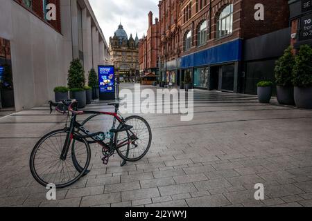 Cube Rennrad mit einem sicheren Fahrradschloss gegen einen Fahrradträger in Leeds, West Yorkshire, England, Großbritannien, gesperrt Stockfoto