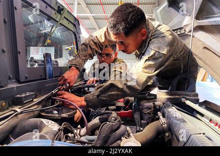 Zutendaal, Belgien. 25. März 2022. Zwei Soldaten aus dem Automobilgeschäft, Firma B, 87. Combat Sustainment Support Bataillon, 3. Infantry Division Sustainment Brigade, führen Wartungsarbeiten an einem Humvee auf Zutendaal-Baustelle, Beligium, März 23 durch. Die Soldatenmechaniker werden von Fort Stewart, Georgia, aus nach Europa eingesetzt, um die Feldunterstützungsbrigade 405. der Armee und die Feldunterstützungsbataillon der Armee Beneluxs, die vorpositionierte Stocks-2-Mission, zu unterstützen. Kredit: U.S. Army/ZUMA Press Wire Service/ZUMAPRESS.com/Alamy Live Nachrichten Stockfoto
