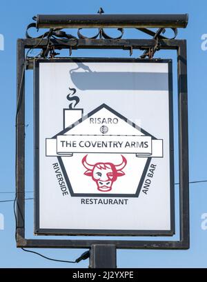 Traditionelles hängendes Pub-Schild am öffentlichen Haus und Restaurant Coventry Arms, Mill Street, Wimborne, Dorset, England, VEREINIGTES KÖNIGREICH Stockfoto