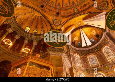 Islamisches Foto. Kalligraphie des Namens des Propheten Mohammed oder Muhammed in der Hagia Sophia. Ramadan oder islamisches Hintergrundbild. Istanbul Türkei - 3.27.20 Stockfoto