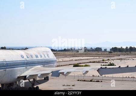 Verlassene internationale Flughafen von Ellinikon (oder Hellinikon) mit mehreren alten Flugzeugen. Alte Flugzeuge von Olympic Airways in Ellinikon, Griechenland Stockfoto