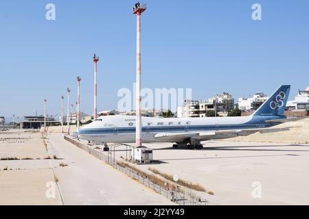 Verlassene internationale Flughafen von Ellinikon (oder Hellinikon) mit mehreren alten Flugzeugen. Alte Flugzeuge von Olympic Airways in Ellinikon, Griechenland Stockfoto