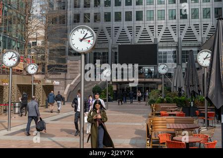 London. UK-03.30.2022. Eine Straßenansicht des Canada Square in Canary Wharf mit Fußgängern und dem Gebäude One Canada Square im Hintergrund. Stockfoto