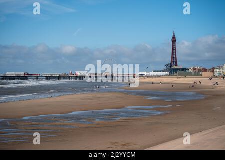 Blick auf einen South Pier von der Blackpool Promenade South in Blackpool Stockfoto