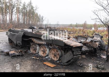 Bucha, Ukraine. 02. April 2022. Die zerbrochenen Panzer und die Kampffahrzeuge der russischen Eindringlinge, die in der Nähe des Dorfes Dmitriewka gesehen wurden. Kredit: SOPA Images Limited/Alamy Live Nachrichten Stockfoto